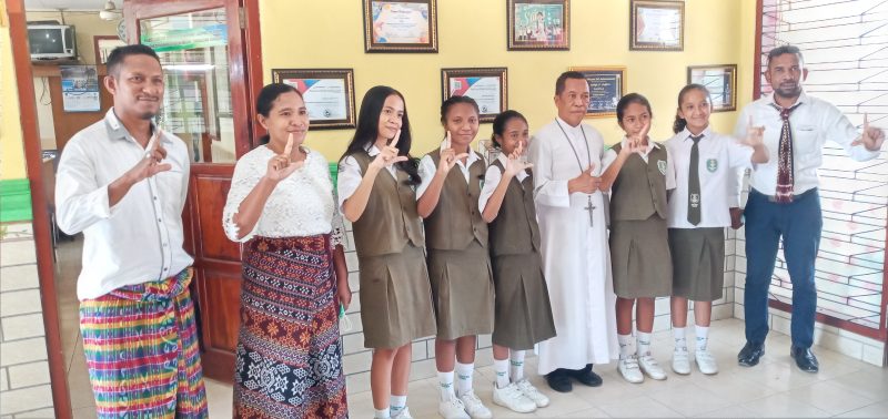 Pelajar SMPK Frater Maumere peserta  perlombaan Bulan Bahasa dan Sastra di IKIP Muhammadiyah, pose bersama kepala sekolah dan guru pendamping