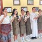 Pelajar SMPK Frater Maumere peserta  perlombaan Bulan Bahasa dan Sastra di IKIP Muhammadiyah, pose bersama kepala sekolah dan guru pendamping