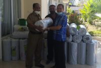 Ketua Partai Nasdem Sikka Romanus Woga menyerahkan paket bantuan hortikultura kepada Romo Kanis Bani, Selasa (18/10) (foto: istimewa)