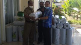 Ketua Partai Nasdem Sikka Romanus Woga menyerahkan paket bantuan hortikultura kepada Romo Kanis Bani, Selasa (18/10) (foto: istimewa)