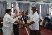 Ketua Partai Gerindra NTT Esthon L Foenay menyerahkan bendera partai kepada Ketua Partai Gerindra Sikka Fransiskus Stephanus Say, Senin (25/10) di Hotel Pelita Maumere
