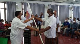 Ketua Partai Gerindra NTT Esthon L Foenay menyerahkan bendera partai kepada Ketua Partai Gerindra Sikka Fransiskus Stephanus Say, Senin (25/10) di Hotel Pelita Maumere