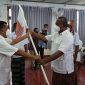 Ketua Partai Gerindra NTT Esthon L Foenay menyerahkan bendera partai kepada Ketua Partai Gerindra Sikka Fransiskus Stephanus Say, Senin (25/10) di Hotel Pelita Maumere