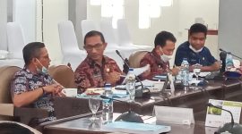 Sekda Sikka memimpin TAPD mengikuti rapat anggaran bersama Badan Anggaran DPRD Sikka, Selasa (26/10)