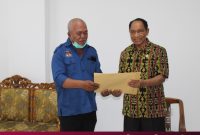 Ketua KPU Sikka Yohanes Krisostomus Feri menyerahkan RKB kepada Wabup Sikka Romanus Woga, Selasa (26/10) (foto: istimewa)