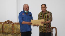 Ketua KPU Sikka Yohanes Krisostomus Feri menyerahkan RKB kepada Wabup Sikka Romanus Woga, Selasa (26/10) (foto: istimewa)