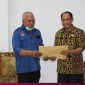Ketua KPU Sikka Yohanes Krisostomus Feri menyerahkan RKB kepada Wabup Sikka Romanus Woga, Selasa (26/10) (foto: istimewa)