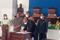 Wakil Ketua DPRD Sikka Gorgonius Nago Bapa menandatangani nota kesepakatan bersama Perubahan KUAPPAS Tahun 2021, Kamis (28/10) 
