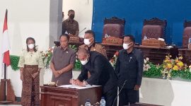Wakil Ketua DPRD Sikka Gorgonius Nago Bapa menandatangani nota kesepakatan bersama Perubahan KUAPPAS Tahun 2021, Kamis (28/10) 
