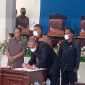 Wakil Ketua DPRD Sikka Gorgonius Nago Bapa menandatangani nota kesepakatan bersama Perubahan KUAPPAS Tahun 2021, Kamis (28/10) 
