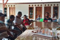 Karyawan PT KCBS memberikan keterangan kepada wartawan, Sabtu (30/10) 