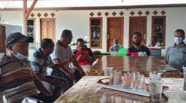 Karyawan PT KCBS memberikan keterangan kepada wartawan, Sabtu (30/10) 