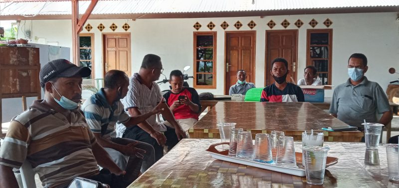 Karyawan PT KCBS memberikan keterangan kepada wartawan, Sabtu (30/10) 