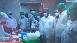 Para pejabat sedang menyaksikan proses pengolahan ikan tuna sirip kuning menjadi produk akhir tuna sashimi, Sabtu (30/10)