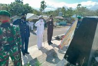 Danlanal Maumere memimpin ziarah nasional dalam rangka memperingati HUT TNI ke-76 (foto: istimewa)

