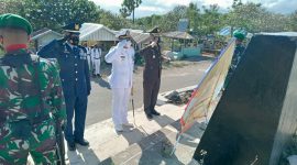 Danlanal Maumere memimpin ziarah nasional dalam rangka memperingati HUT TNI ke-76 (foto: istimewa)
