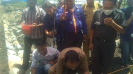 Peletakan batu pertama pembangunan UPPO di Desa Hoder, Senin(18/10) (foto: istimewa)