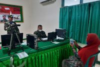 Salah seorang penerima bantuan tunai dari Kodim Sikka sedang menghitung jumlaj nominal yang diterima (foto: istimewa)