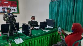 Salah seorang penerima bantuan tunai dari Kodim Sikka sedang menghitung jumlaj nominal yang diterima (foto: istimewa)