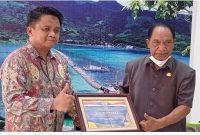Wakil Bupati Sikka Romanus Woga menerima piagam penghargaan atas prestasi memperoleh WTP Tahun 2020, Senin (25/10)