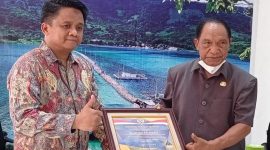 Wakil Bupati Sikka Romanus Woga menerima piagam penghargaan atas prestasi memperoleh WTP Tahun 2020, Senin (25/10)