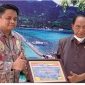 Wakil Bupati Sikka Romanus Woga menerima piagam penghargaan atas prestasi memperoleh WTP Tahun 2020, Senin (25/10)
