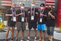 Manajer Tim Tinju NTT Elisabeth Haning pose bersama 4 atlit tinju yang akan bertarung hari ini (foto: istimewa)