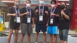 Manajer Tim Tinju NTT Elisabeth Haning pose bersama 4 atlit tinju yang akan bertarung hari ini (foto: istimewa)