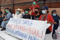 Aksi damai di Gedung DPRD Sikka, Rabu (3/11), terkait dugaan TPPO 17 anak di bawah yang dipekerjakan pada 4 pub di Kota Maumere
