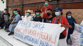 Aksi damai di Gedung DPRD Sikka, Rabu (3/11), terkait dugaan TPPO 17 anak di bawah yang dipekerjakan pada 4 pub di Kota Maumere
