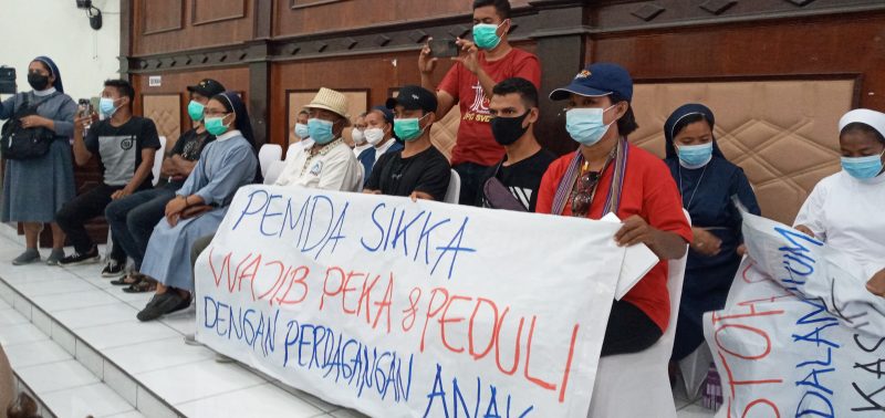Aksi damai di Gedung DPRD Sikka, Rabu (3/11), terkait dugaan TPPO 17 anak di bawah yang dipekerjakan pada 4 pub di Kota Maumere
