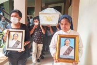 Jenazah Suster Eustachia SSpS diarak ke Kapela Biara SSpS Maria Pembantu Abadi, Senin (8/11)