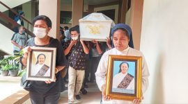 Jenazah Suster Eustachia SSpS diarak ke Kapela Biara SSpS Maria Pembantu Abadi, Senin (8/11)
