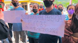 Karyawan PT KCBS menggelar aksi damai, Sabtu (30/10), menuntut pembayaran gaji