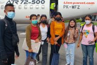 Delapan perawat lulusan Akper Lela menuju Bali dari Bandara Arubusman Ende, dalam rangka pengiriman tenaga kerja ke Jepang, Jumat (5/11) (foto: istimewa)