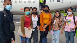 Delapan perawat lulusan Akper Lela menuju Bali dari Bandara Arubusman Ende, dalam rangka pengiriman tenaga kerja ke Jepang, Jumat (5/11) (foto: istimewa)