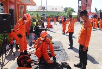 Personil Tim Komodo Rescue Basarnas Maumere mempersiapkan peralatan untuk Siaga Khusus Nataru, Jumat (17/12)