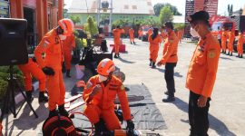 Personil Tim Komodo Rescue Basarnas Maumere mempersiapkan peralatan untuk Siaga Khusus Nataru, Jumat (17/12)