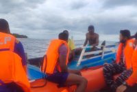 Operasi Tim SAR Gabungan melakukan pencarian nelayan yang hilang di perairan Desa Lembur, Kabupaten Alor, Sabtu (25/12)