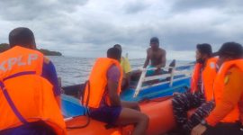 Operasi Tim SAR Gabungan melakukan pencarian nelayan yang hilang di perairan Desa Lembur, Kabupaten Alor, Sabtu (25/12)