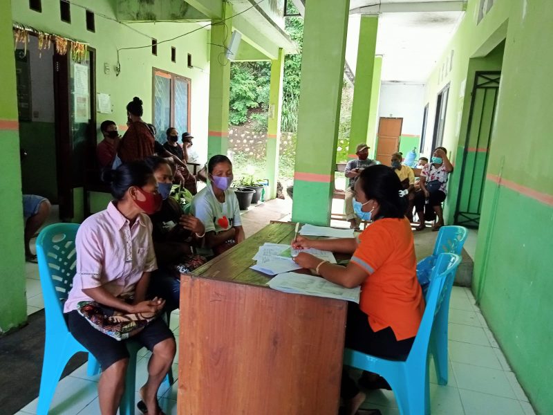 Suasana vaksinasi di Puskesmas Hewokloang, Selasa (28/12)(foto: istimewa)