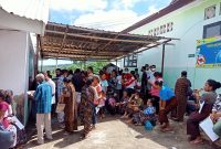 Warga antusias mengikuti vaksinasi di Puskesmas Hewokloang, Selasa (28/12) (foto: istimewa)