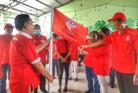 Ketua PKP NTT Yan R Mboeik menyerahkan petaka partai kepada Ketua PKP Sikka pada momen pelantikan pengurus PKP Sikka di Central Cafe, Kamis (30/12)
