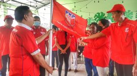 Ketua PKP NTT Yan R Mboeik menyerahkan petaka partai kepada Ketua PKP Sikka pada momen pelantikan pengurus PKP Sikka di Central Cafe, Kamis (30/12)
