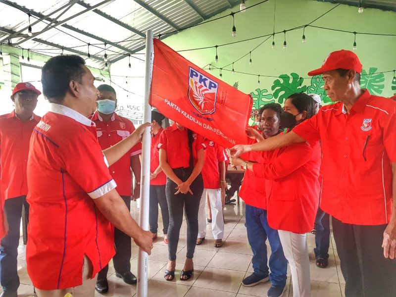 Ketua PKP NTT Yan R Mboeik menyerahkan petaka partai kepada Ketua PKP Sikka pada momen pelantikan pengurus PKP Sikka di Central Cafe, Kamis (30/12)
