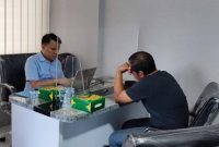 Tersangka BS (membelakangi lensa) sedang diperiksa Tim Penyidik Kejaksaan Negeri Sikka (foto: istimewa)