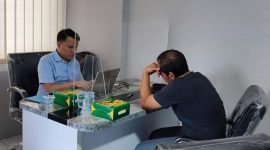 Tersangka BS (membelakangi lensa) sedang diperiksa Tim Penyidik Kejaksaan Negeri Sikka (foto: istimewa)