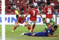 Witan Sulaeman (kiri) merayakan gol Ezra Walian (tengah) pada laga semifinal leg kedua Indonesia versus Singapura di National Stadium, Sabtu (25/12) malam WIB