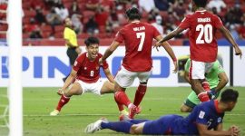 Witan Sulaeman (kiri) merayakan gol Ezra Walian (tengah) pada laga semifinal leg kedua Indonesia versus Singapura di National Stadium, Sabtu (25/12) malam WIB