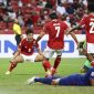 Witan Sulaeman (kiri) merayakan gol Ezra Walian (tengah) pada laga semifinal leg kedua Indonesia versus Singapura di National Stadium, Sabtu (25/12) malam WIB